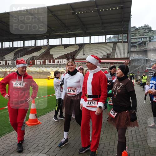 07.12.2025 - St. Pauli X-Mass-Run No. 15 Fabian Wolf http://msf.ph/oto/9425089 07.12.2025 12:11:11 Ziel 1780, 4398, 4400 meine-sportfotos.de