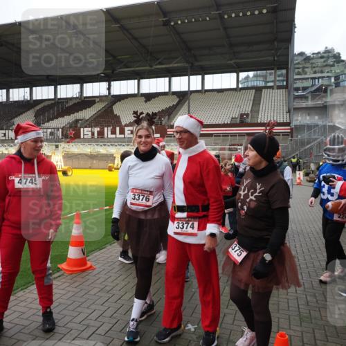 07.12.2025 - St. Pauli X-Mass-Run No. 15 Fabian Wolf http://msf.ph/oto/9425090 07.12.2025 12:11:12 Ziel 4398, 4400 meine-sportfotos.de