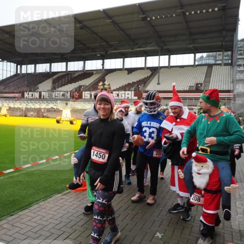 07.12.2025 - St. Pauli X-Mass-Run No. 15 Fabian Wolf http://msf.ph/oto/9425114 07.12.2025 12:11:20 Ziel 2393, 2394, 4180, 4188, 4398, 4400 meine-sportfotos.de