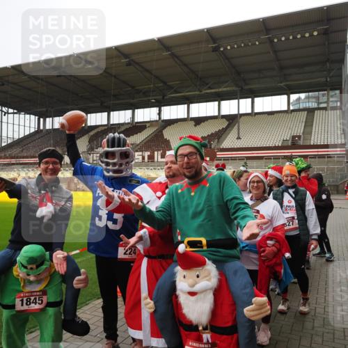 07.12.2025 - St. Pauli X-Mass-Run No. 15 Fabian Wolf http://msf.ph/oto/9425130 07.12.2025 12:11:27 Ziel 2393, 2394, 3758, 4180, 4188 meine-sportfotos.de