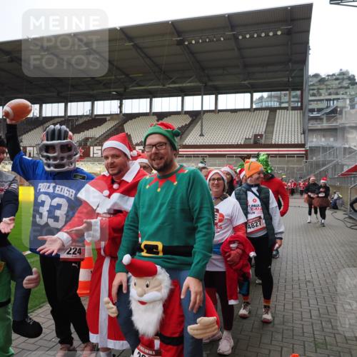 07.12.2025 - St. Pauli X-Mass-Run No. 15 Fabian Wolf http://msf.ph/oto/9425136 07.12.2025 12:11:30 Ziel 2393, 2394, 3758, 4180, 4188 meine-sportfotos.de