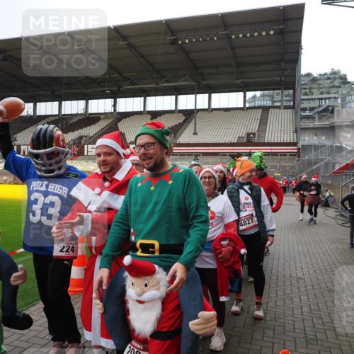 07.12.2025 - St. Pauli X-Mass-Run No. 15 Fabian Wolf http://msf.ph/oto/9425137 07.12.2025 12:11:30 Ziel 2393, 2394, 3758, 4180, 4188 meine-sportfotos.de