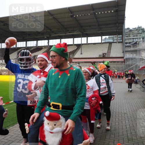 07.12.2025 - St. Pauli X-Mass-Run No. 15 Fabian Wolf http://msf.ph/oto/9425138 07.12.2025 12:11:31 Ziel 2393, 2394, 3758, 4180, 4188 meine-sportfotos.de