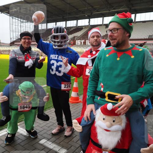 07.12.2025 - St. Pauli X-Mass-Run No. 15 Fabian Wolf http://msf.ph/oto/9425148 07.12.2025 12:11:34 Ziel 2393, 2394, 3758, 4163, 4165, 4166, 4167, 4168, 4180, 4188, 4279 meine-sportfotos.de