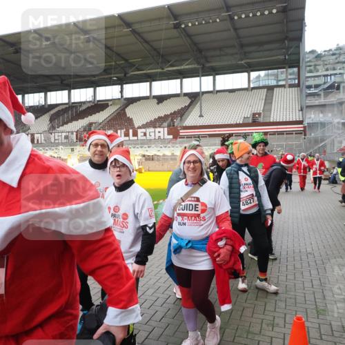 07.12.2025 - St. Pauli X-Mass-Run No. 15 Fabian Wolf http://msf.ph/oto/9425153 07.12.2025 12:11:38 Ziel 3758, 4163, 4165, 4166, 4167, 4168, 4268, 4270, 4278, 4279 meine-sportfotos.de