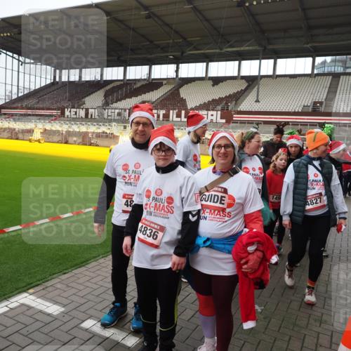 07.12.2025 - St. Pauli X-Mass-Run No. 15 Fabian Wolf http://msf.ph/oto/9425155 07.12.2025 12:11:40 Ziel 3758, 4163, 4165, 4166, 4167, 4168, 4268, 4270, 4278, 4279, 4714 meine-sportfotos.de