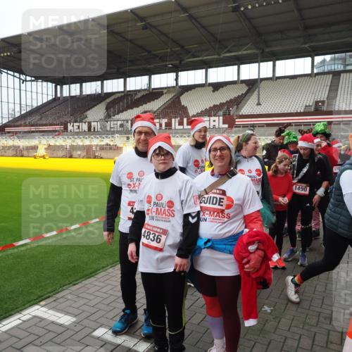 07.12.2025 - St. Pauli X-Mass-Run No. 15 Fabian Wolf http://msf.ph/oto/9425157 07.12.2025 12:11:41 Ziel 3758, 4163, 4165, 4166, 4167, 4168, 4268, 4270, 4278, 4279, 4714 meine-sportfotos.de