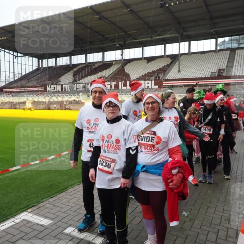 07.12.2025 - St. Pauli X-Mass-Run No. 15 Fabian Wolf http://msf.ph/oto/9425159 07.12.2025 12:11:42 Ziel 3979, 4163, 4165, 4166, 4167, 4168, 4268, 4270, 4278, 4279, 4714 meine-sportfotos.de