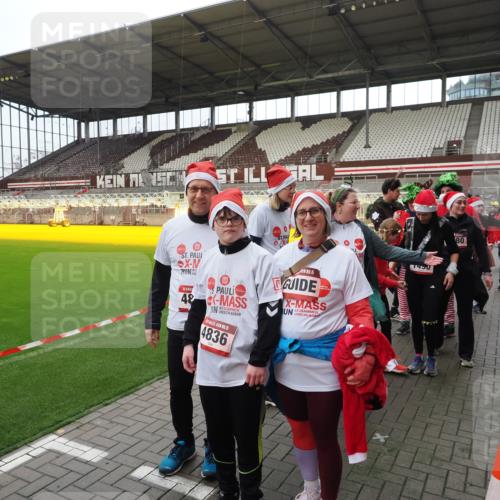 07.12.2025 - St. Pauli X-Mass-Run No. 15 Fabian Wolf http://msf.ph/oto/9425160 07.12.2025 12:11:42 Ziel 3979, 4163, 4165, 4166, 4167, 4168, 4268, 4270, 4278, 4279, 4714 meine-sportfotos.de