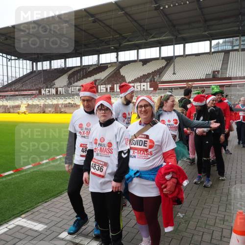 07.12.2025 - St. Pauli X-Mass-Run No. 15 Fabian Wolf http://msf.ph/oto/9425161 07.12.2025 12:11:42 Ziel 3979, 4163, 4165, 4166, 4167, 4168, 4268, 4270, 4278, 4279, 4714 meine-sportfotos.de