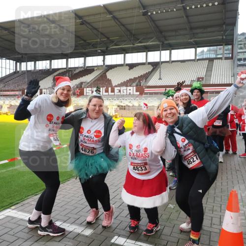 07.12.2025 - St. Pauli X-Mass-Run No. 15 Fabian Wolf http://msf.ph/oto/9425168 07.12.2025 12:11:51 Ziel 1452, 3974, 3979, 4163, 4165, 4166, 4167, 4168, 4268, 4270, 4278, 4279, 4288, 4289, 4308, 4714 meine-sportfotos.de