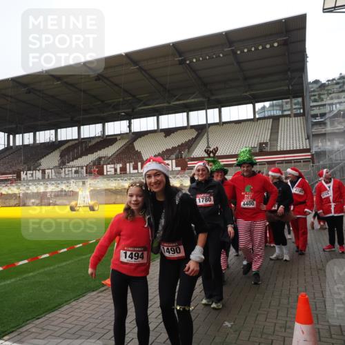 07.12.2025 - St. Pauli X-Mass-Run No. 15 Fabian Wolf http://msf.ph/oto/9425176 07.12.2025 12:11:57 Ziel 1452, 3974, 3979, 4288, 4289, 4308, 4714 meine-sportfotos.de