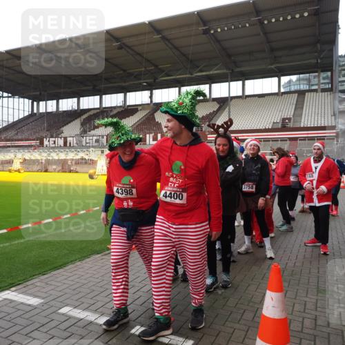 07.12.2025 - St. Pauli X-Mass-Run No. 15 Fabian Wolf http://msf.ph/oto/9425193 07.12.2025 12:12:12 Ziel 1033 meine-sportfotos.de