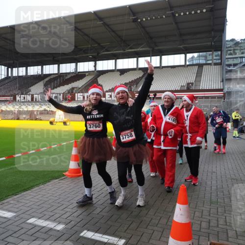 07.12.2025 - St. Pauli X-Mass-Run No. 15 Fabian Wolf http://msf.ph/oto/9425206 07.12.2025 12:12:15 Ziel 1033 meine-sportfotos.de