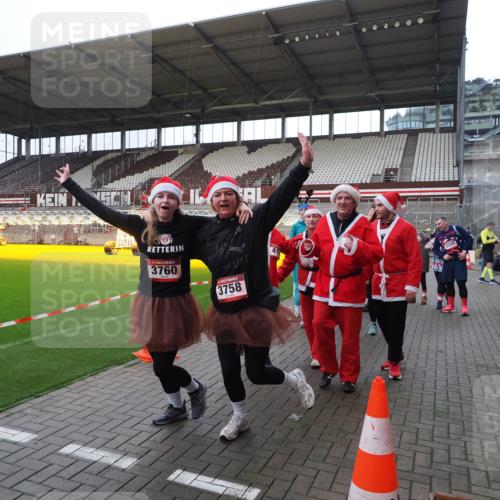 07.12.2025 - St. Pauli X-Mass-Run No. 15 Fabian Wolf http://msf.ph/oto/9425207 07.12.2025 12:12:15 Ziel 1033 meine-sportfotos.de