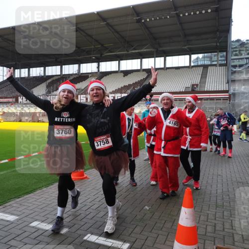 07.12.2025 - St. Pauli X-Mass-Run No. 15 Fabian Wolf http://msf.ph/oto/9425208 07.12.2025 12:12:15 Ziel 1033 meine-sportfotos.de