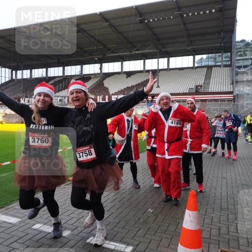 07.12.2025 - St. Pauli X-Mass-Run No. 15 Fabian Wolf http://msf.ph/oto/9425209 07.12.2025 12:12:16 Ziel 1033 meine-sportfotos.de