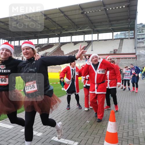 07.12.2025 - St. Pauli X-Mass-Run No. 15 Fabian Wolf http://msf.ph/oto/9425210 07.12.2025 12:12:16 Ziel 1033 meine-sportfotos.de