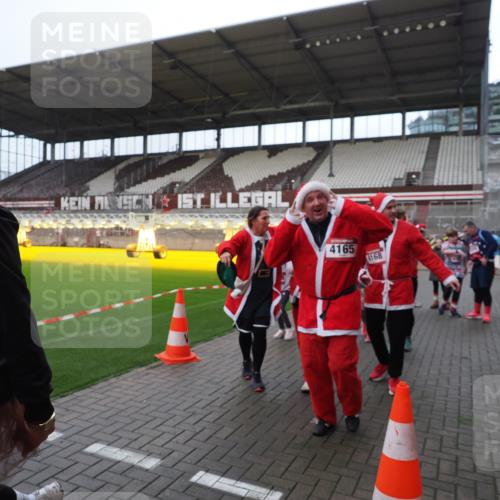 07.12.2025 - St. Pauli X-Mass-Run No. 15 Fabian Wolf http://msf.ph/oto/9425212 07.12.2025 12:12:16 Ziel 1033 meine-sportfotos.de