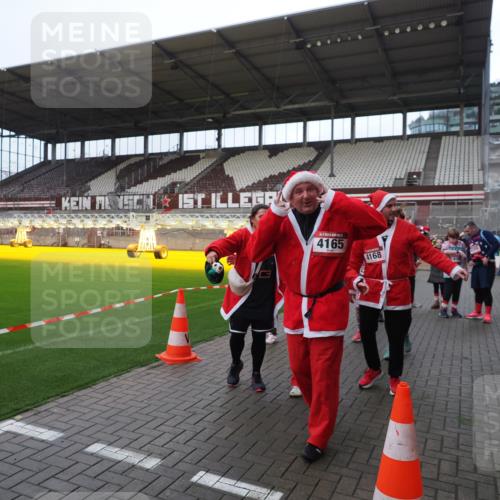 07.12.2025 - St. Pauli X-Mass-Run No. 15 Fabian Wolf http://msf.ph/oto/9425213 07.12.2025 12:12:16 Ziel 1033 meine-sportfotos.de