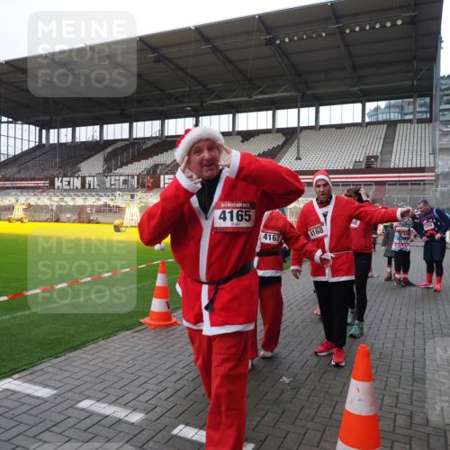 07.12.2025 - St. Pauli X-Mass-Run No. 15 Fabian Wolf http://msf.ph/oto/9425216 07.12.2025 12:12:17 Ziel 1033, 3978 meine-sportfotos.de