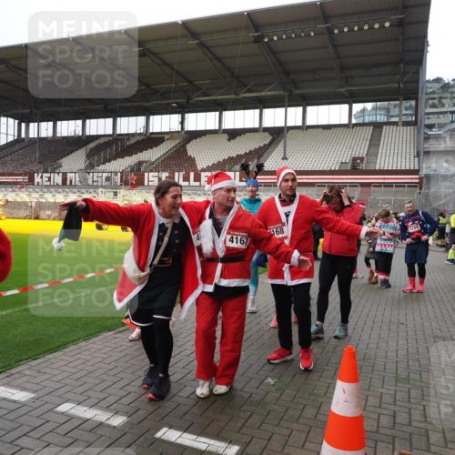 07.12.2025 - St. Pauli X-Mass-Run No. 15 Fabian Wolf http://msf.ph/oto/9425219 07.12.2025 12:12:18 Ziel 1033, 3977, 3978 meine-sportfotos.de