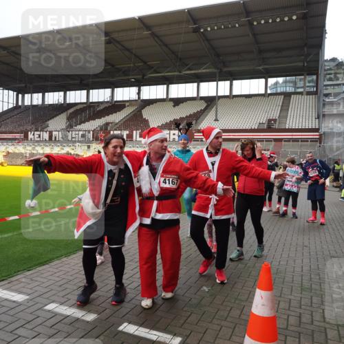 07.12.2025 - St. Pauli X-Mass-Run No. 15 Fabian Wolf http://msf.ph/oto/9425220 07.12.2025 12:12:18 Ziel 1033, 3977, 3978 meine-sportfotos.de