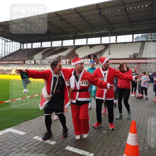 07.12.2025 - St. Pauli X-Mass-Run No. 15 Fabian Wolf http://msf.ph/oto/9425221 07.12.2025 12:12:18 Ziel 1033, 3977, 3978 meine-sportfotos.de