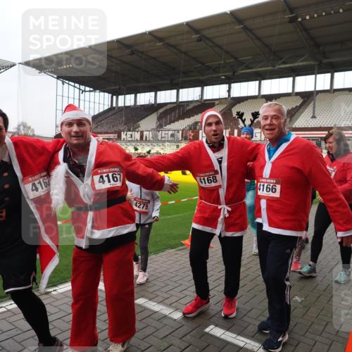 07.12.2025 - St. Pauli X-Mass-Run No. 15 Fabian Wolf http://msf.ph/oto/9425227 07.12.2025 12:12:20 Ziel 1033, 3977, 3978 meine-sportfotos.de