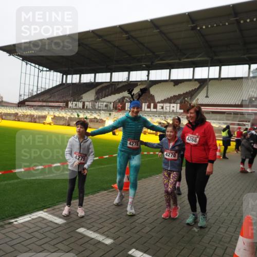 07.12.2025 - St. Pauli X-Mass-Run No. 15 Fabian Wolf http://msf.ph/oto/9425236 07.12.2025 12:12:22 Ziel 1033, 3972, 3977, 3978 meine-sportfotos.de