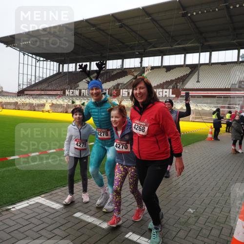 07.12.2025 - St. Pauli X-Mass-Run No. 15 Fabian Wolf http://msf.ph/oto/9425240 07.12.2025 12:12:23 Ziel 1033, 3972, 3977, 3978 meine-sportfotos.de