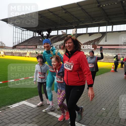 07.12.2025 - St. Pauli X-Mass-Run No. 15 Fabian Wolf http://msf.ph/oto/9425241 07.12.2025 12:12:23 Ziel 1033, 3972, 3977, 3978 meine-sportfotos.de