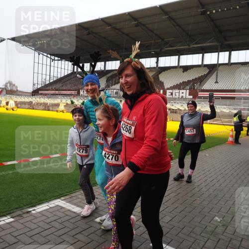 07.12.2025 - St. Pauli X-Mass-Run No. 15 Fabian Wolf http://msf.ph/oto/9425242 07.12.2025 12:12:23 Ziel 1033, 3972, 3977, 3978 meine-sportfotos.de
