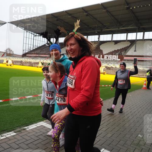 07.12.2025 - St. Pauli X-Mass-Run No. 15 Fabian Wolf http://msf.ph/oto/9425243 07.12.2025 12:12:24 Ziel 1033, 3972, 3977, 3978 meine-sportfotos.de