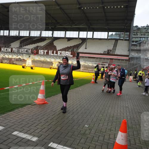 07.12.2025 - St. Pauli X-Mass-Run No. 15 Fabian Wolf http://msf.ph/oto/9425244 07.12.2025 12:12:24 Ziel 1033, 3972, 3977, 3978 meine-sportfotos.de