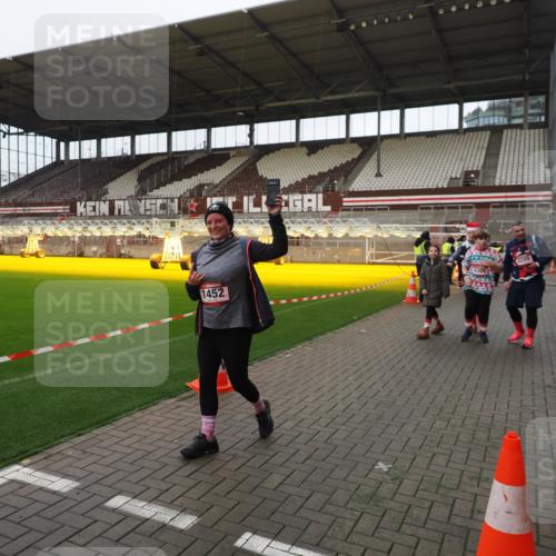 07.12.2025 - St. Pauli X-Mass-Run No. 15 Fabian Wolf http://msf.ph/oto/9425245 07.12.2025 12:12:25 Ziel 1033, 3972, 3977, 3978 meine-sportfotos.de
