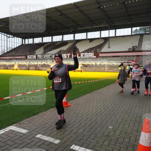 07.12.2025 - St. Pauli X-Mass-Run No. 15 Fabian Wolf http://msf.ph/oto/9425246 07.12.2025 12:12:25 Ziel 1033, 3972, 3977, 3978 meine-sportfotos.de