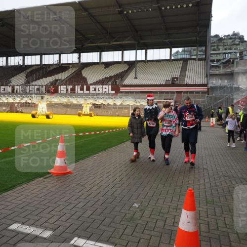 07.12.2025 - St. Pauli X-Mass-Run No. 15 Fabian Wolf http://msf.ph/oto/9425251 07.12.2025 12:12:27 Ziel 3972, 3977, 3978 meine-sportfotos.de