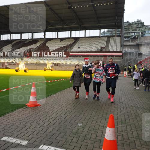 07.12.2025 - St. Pauli X-Mass-Run No. 15 Fabian Wolf http://msf.ph/oto/9425252 07.12.2025 12:12:27 Ziel 3972, 3977, 3978 meine-sportfotos.de
