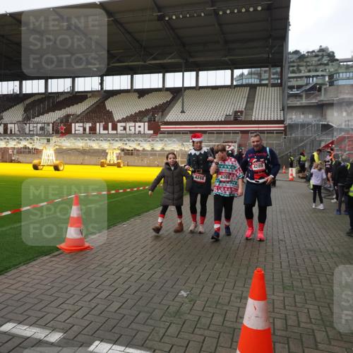 07.12.2025 - St. Pauli X-Mass-Run No. 15 Fabian Wolf http://msf.ph/oto/9425253 07.12.2025 12:12:28 Ziel 3972, 3977, 3978 meine-sportfotos.de