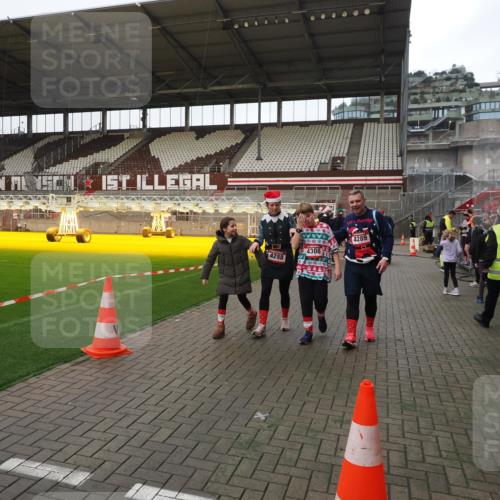 07.12.2025 - St. Pauli X-Mass-Run No. 15 Fabian Wolf http://msf.ph/oto/9425254 07.12.2025 12:12:28 Ziel 3972, 3977, 3978 meine-sportfotos.de