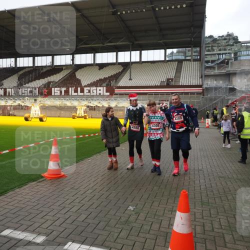 07.12.2025 - St. Pauli X-Mass-Run No. 15 Fabian Wolf http://msf.ph/oto/9425255 07.12.2025 12:12:28 Ziel 3972, 3977, 3978 meine-sportfotos.de