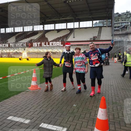 07.12.2025 - St. Pauli X-Mass-Run No. 15 Fabian Wolf http://msf.ph/oto/9425256 07.12.2025 12:12:29 Ziel 3972, 3977, 3978 meine-sportfotos.de
