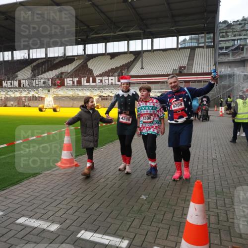 07.12.2025 - St. Pauli X-Mass-Run No. 15 Fabian Wolf http://msf.ph/oto/9425257 07.12.2025 12:12:29 Ziel 3972, 3977, 3978 meine-sportfotos.de