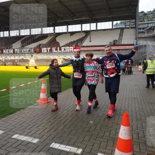 07.12.2025 - St. Pauli X-Mass-Run No. 15 Fabian Wolf http://msf.ph/oto/9425258 07.12.2025 12:12:29 Ziel 3972, 3977, 3978 meine-sportfotos.de
