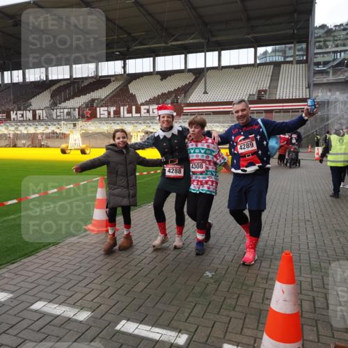 07.12.2025 - St. Pauli X-Mass-Run No. 15 Fabian Wolf http://msf.ph/oto/9425259 07.12.2025 12:12:29 Ziel 3972, 3977, 3978 meine-sportfotos.de