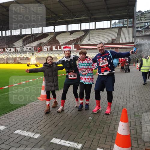07.12.2025 - St. Pauli X-Mass-Run No. 15 Fabian Wolf http://msf.ph/oto/9425260 07.12.2025 12:12:30 Ziel 3972, 3977, 3978 meine-sportfotos.de