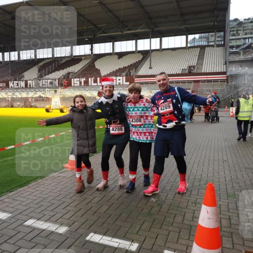 07.12.2025 - St. Pauli X-Mass-Run No. 15 Fabian Wolf http://msf.ph/oto/9425261 07.12.2025 12:12:30 Ziel 3972, 3977, 3978 meine-sportfotos.de