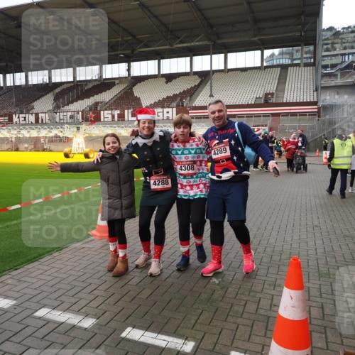 07.12.2025 - St. Pauli X-Mass-Run No. 15 Fabian Wolf http://msf.ph/oto/9425262 07.12.2025 12:12:30 Ziel 3972, 3977, 3978 meine-sportfotos.de