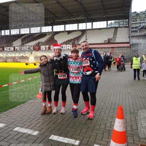 07.12.2025 - St. Pauli X-Mass-Run No. 15 Fabian Wolf http://msf.ph/oto/9425264 07.12.2025 12:12:30 Ziel 3972, 3977, 3978 meine-sportfotos.de
